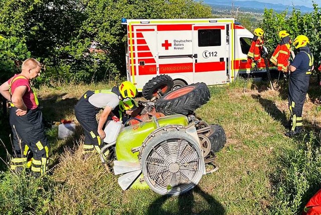 Ein kleiner Traktor ist in den Herbolz...Rebbergen am Dienstagmorgen umgekippt.  | Foto: Feuerwehr Herbolzheim