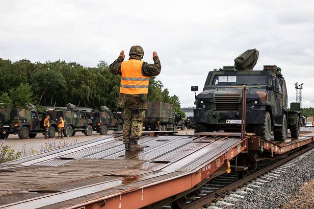 Schweres Gert der Bundeswehr in Litau... Soldaten ins Baltikum verlegt werden.  | Foto: Cedric Rehman