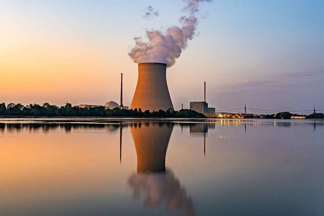 Das Kraftwerk Isar II in Bayern ist ei...ren Laufzeit verlngert werden knnte.  | Foto: Armin Weigel (dpa)