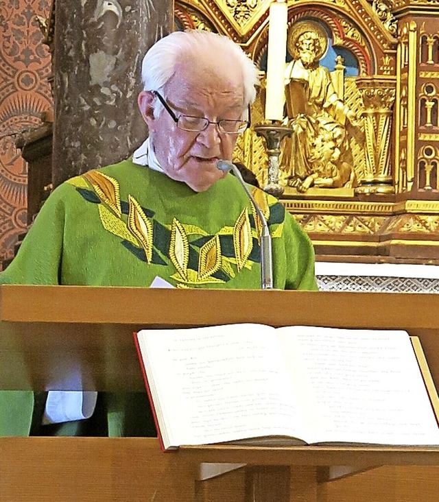 Pfarrer Horst Herz spendete die Fahrze...vor der Kirche sondern vom Altar  aus.  | Foto: Erhard Morath