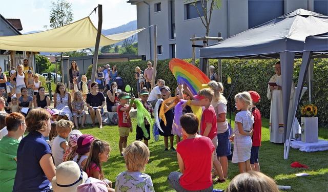 Bei der Einweihungsfeier von St. Marti...was die Farben des Regenbogens stehen.  | Foto: Nikolaus Bayer