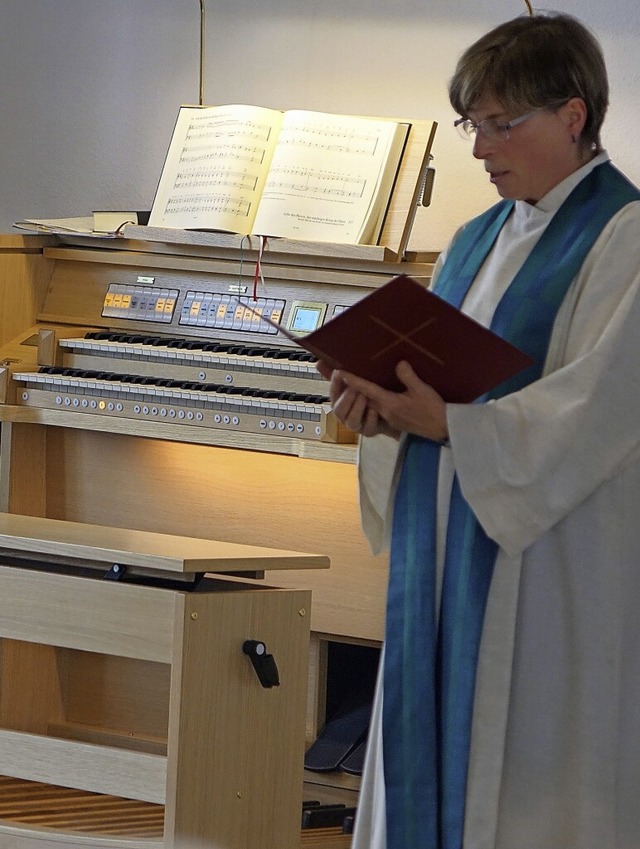 Diakonin Dorothee Meyer-Mybes weihte die neue Orgel ein.  | Foto: Roswitha Frey