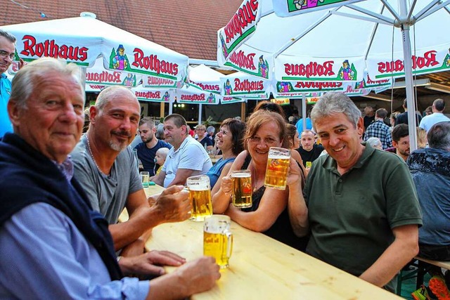 Viele Menschen hatten wieder das Bedrfnis zusammenzusitzen und zu feiern.   | Foto: Daniel Hengst