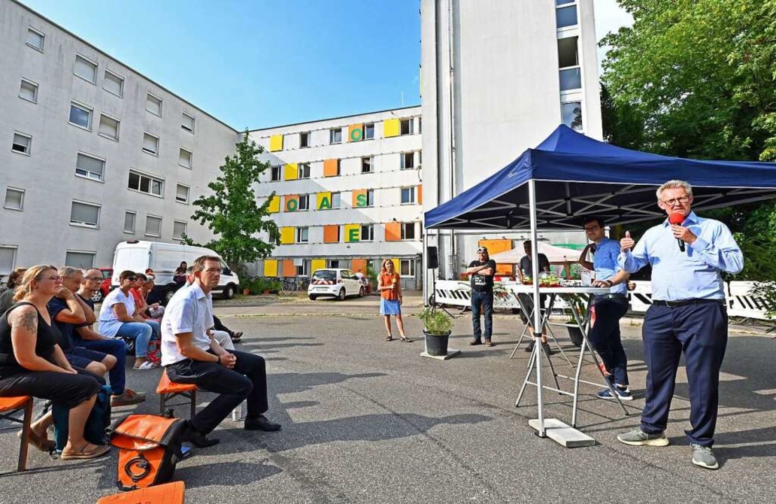 Sozialbrgermeister Ulrich von Kirchbach (rechts) spricht beim Oase-Jubilum.  | Foto: Michael Bamberger