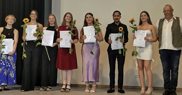 Fr besondere Leistungen zeichnete Sch...ser (rechts) mehrere Absolventen aus.   | Foto: Schule