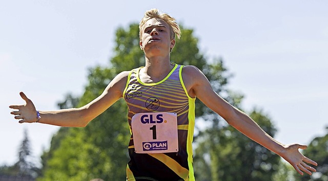 Emil Meggle vom LAC Freiburg im Ziel bei seinem Lauf ber 800 Meter  | Foto: IMAGO/BEAUTIFUL SPORTS/KJPeters