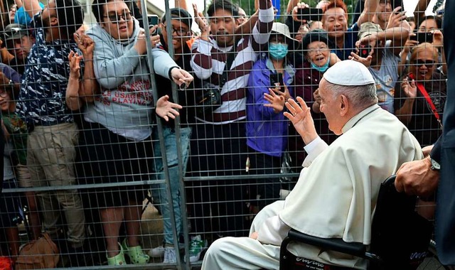 Papst Franziskus winkt Mitgliedern der indigenen Gemeinschaft in Edmonton zu.  | Foto: VINCENZO PINTO (AFP)