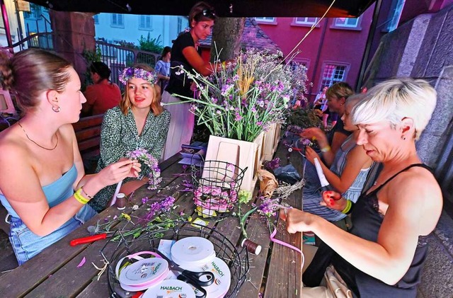 Blumenkrnze flechten im Museum fr Ne... der jngsten Freiburger Museumsnacht.  | Foto: Michael Bamberger