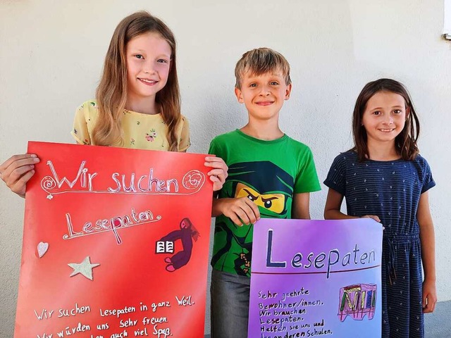 Marie, Rico und Jasmin (von links) bes...aten-Aktion bunte Werbeplakate gemalt.  | Foto: Hannes Lauber