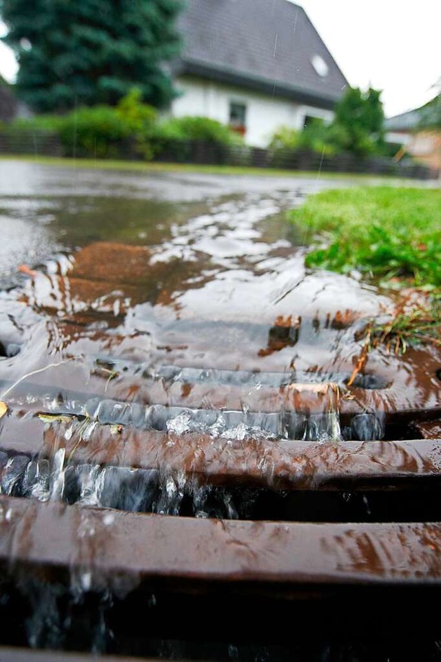 Ohne Regenrckhaltebecken kann es bei Starkregen zu berflutungen kommen.  | Foto: Christian Schwier  (stock.adobe.com)