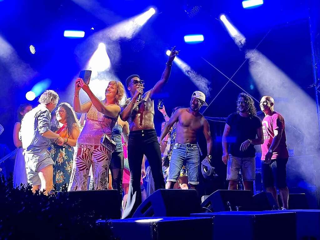 Stimmungsbilder aus dem Rosenfelspark vom Stimmenkonzert mit La Yegros und Cimafunk