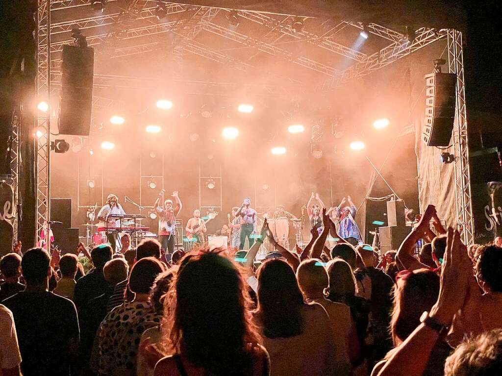 Stimmungsbilder aus dem Rosenfelspark vom Stimmenkonzert mit La Yegros und Cimafunk