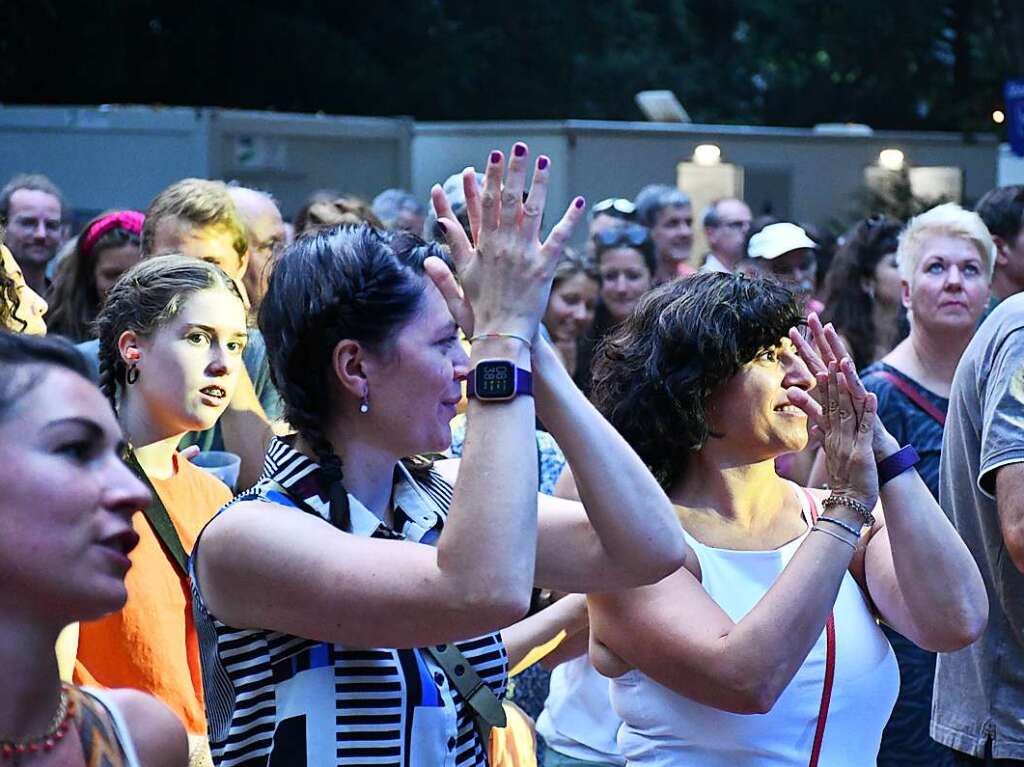 Stimmungsbilder aus dem Rosenfelspark vom Stimmenkonzert mit La Yegros und Cimafunk