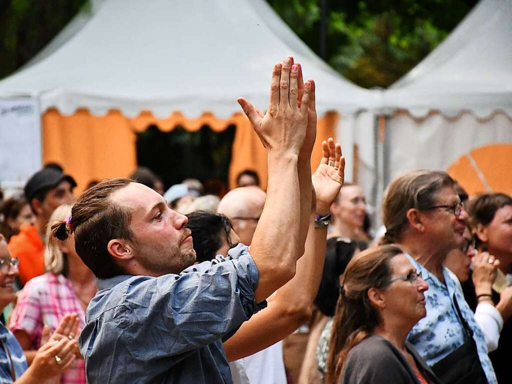 Stimmungsbilder aus dem Rosenfelspark vom Stimmenkonzert mit La Yegros und Cimafunk