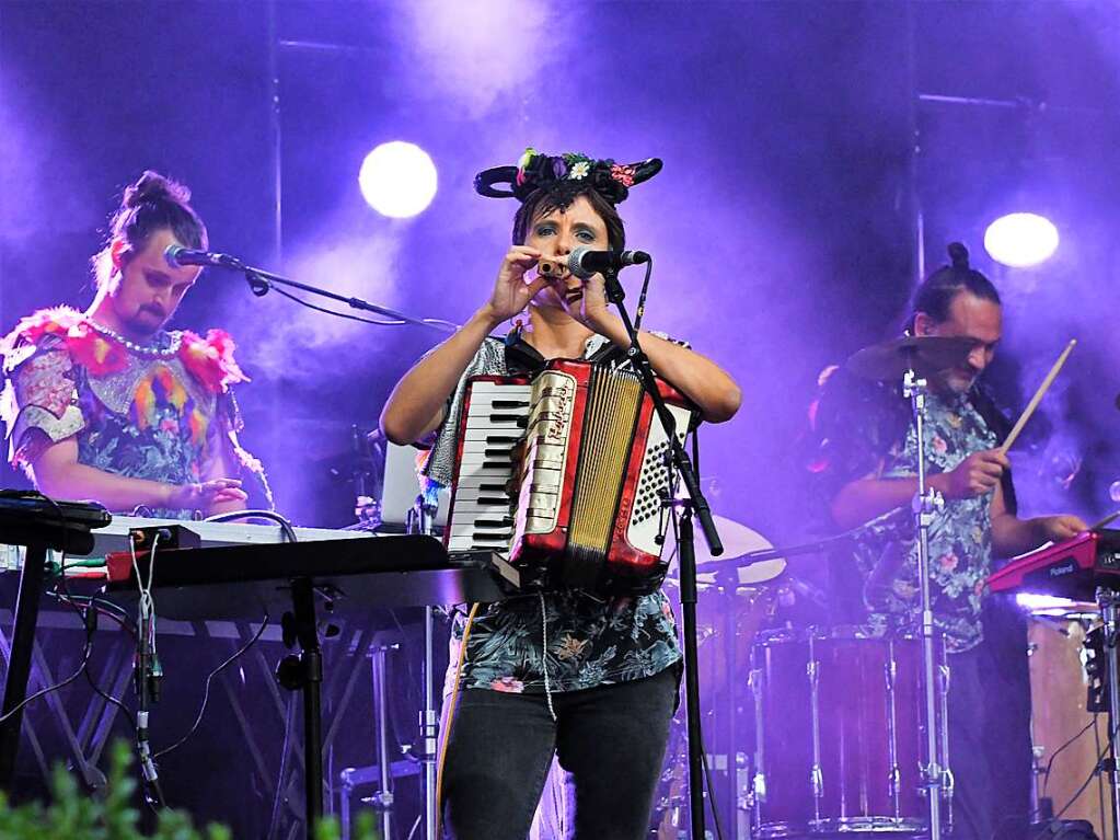 Stimmungsbilder aus dem Rosenfelspark vom Stimmenkonzert mit La Yegros und Cimafunk