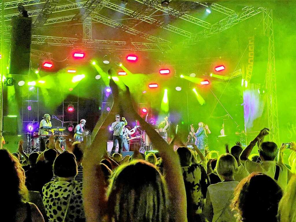 Stimmungsbilder aus dem Rosenfelspark vom Stimmenkonzert mit La Yegros und Cimafunk