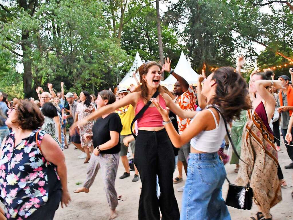 Stimmungsbilder aus dem Rosenfelspark vom Stimmenkonzert mit La Yegros und Cimafunk