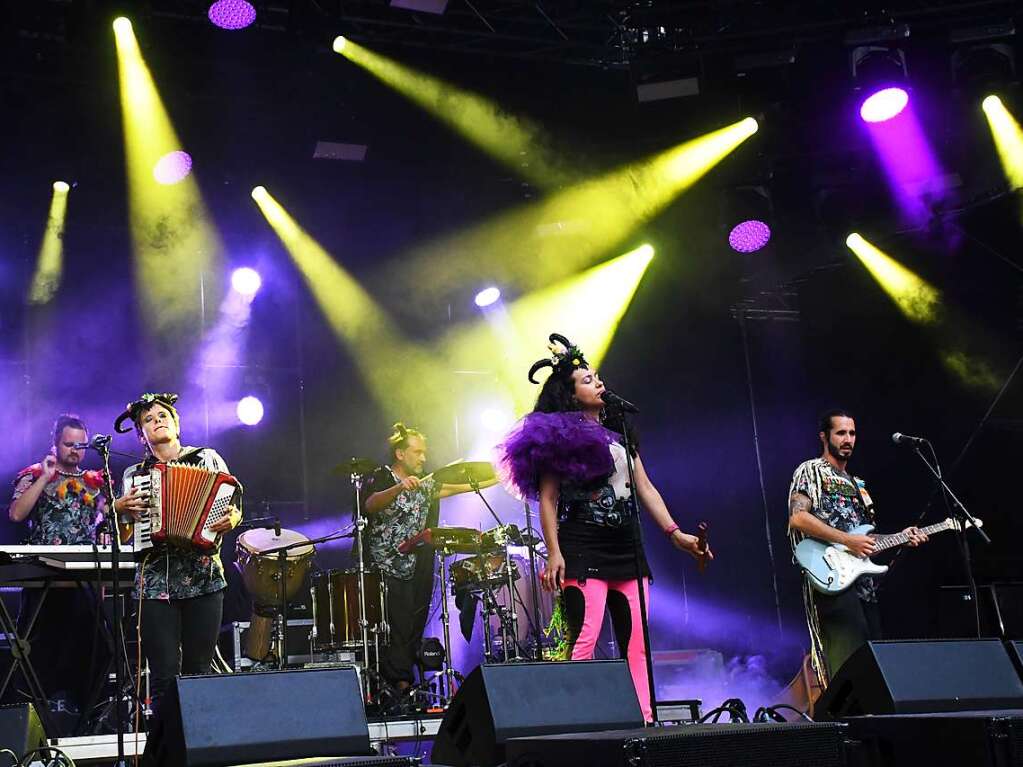 Stimmungsbilder aus dem Rosenfelspark vom Stimmenkonzert mit La Yegros und Cimafunk