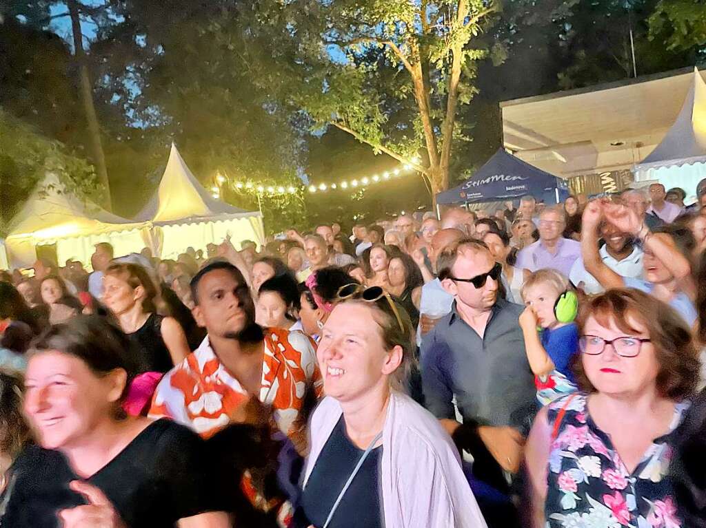 Stimmungsbilder aus dem Rosenfelspark vom Stimmenkonzert mit La Yegros und Cimafunk