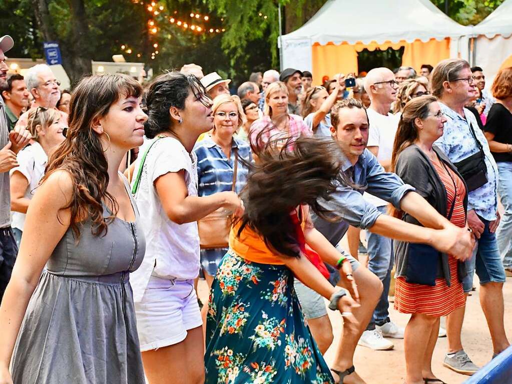 Stimmungsbilder aus dem Rosenfelspark vom Stimmenkonzert mit La Yegros und Cimafunk