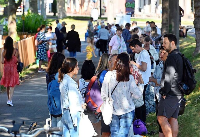 Die Schlange vor der Freiburger Tafel ... sich an manchen Tagen bis vor das ZO.  | Foto: Thomas Kunz