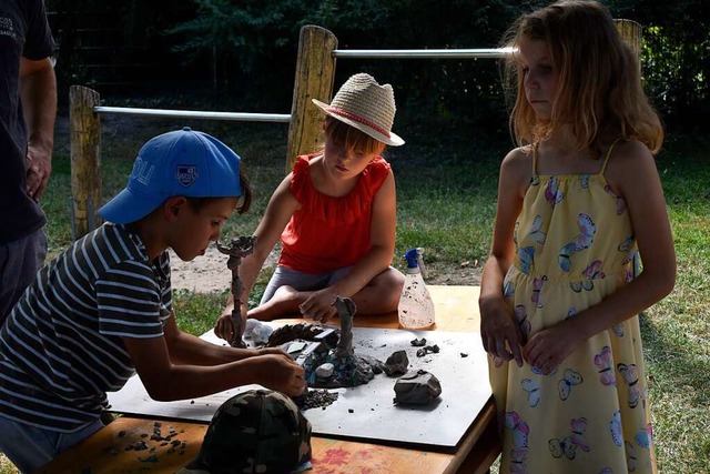 Die Kinder arbeiten an ihren Modellen in der Meraner Strae.  | Foto: Leony Stabla