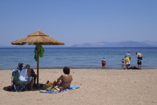 In Griechenland knnen die Temperaturen auf mehr als 40 Grad klettern.  | Foto: Thanassis Stavrakis (dpa)