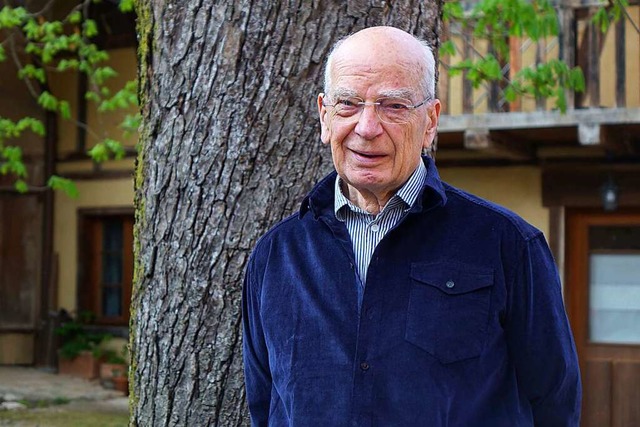 Dieter Bitterli an der den Hof prgenden Kastanie  | Foto: Roswitha Frey