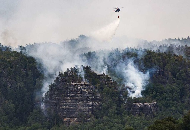 Ein Hubschrauber der Bundespolizei fli...nalpark Schsische Schweiz zu lschen.  | Foto: Robert Michael (dpa)