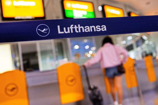 Eine Passagierin wartet an einem Lufth...Service-Schalter am Flughafen Mnchen.  | Foto: Peter Kneffel (dpa)