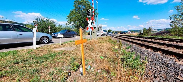 Ein schlichtes Holzkreuz erinnert an d...yhlen an den getteten Motorradfahrer.  | Foto: Heinz und Monika Vollmar