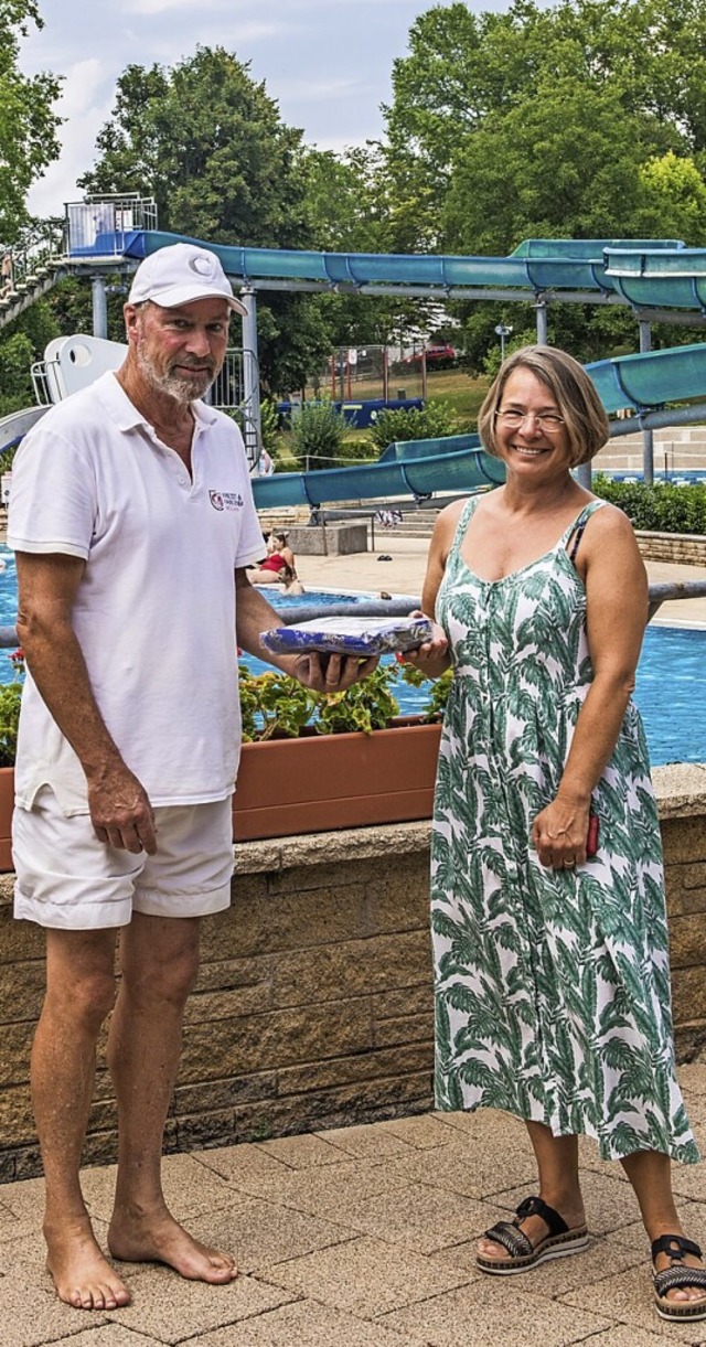 Schwimmmeister Karlheinz Thomann mit Martina Cammarata  | Foto: Alexander Anlicker