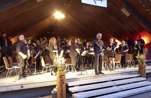 Dirigent Rainer Br (vorne) und seine Trachtenkapelle  | Foto: Roland Gutjahr