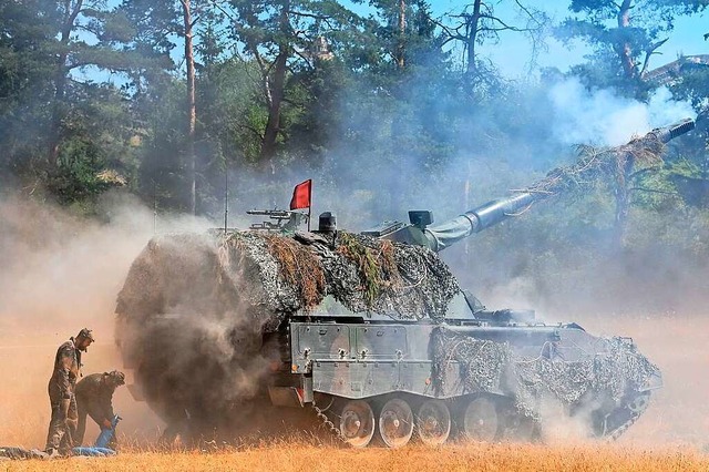 Die Ukraine darf Panzerhaubitzen 2000 direkt beim Hersteller kaufen.  | Foto: CHRISTOF STACHE (AFP)