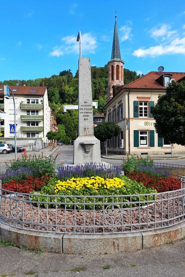 Seit 1883 erinnert dieses Denkmal beim...nibus-Bahnhof soll es versetzt werden.  | Foto: Edgar Steinfelder