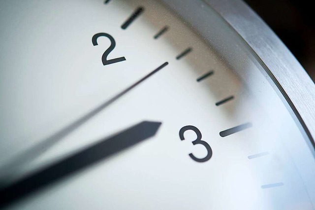 Die Uhr tickt &#8211; und die Rte dis...ne dreiviertel Stunde verschoben wird.  | Foto: Daniel Naupold/dpa