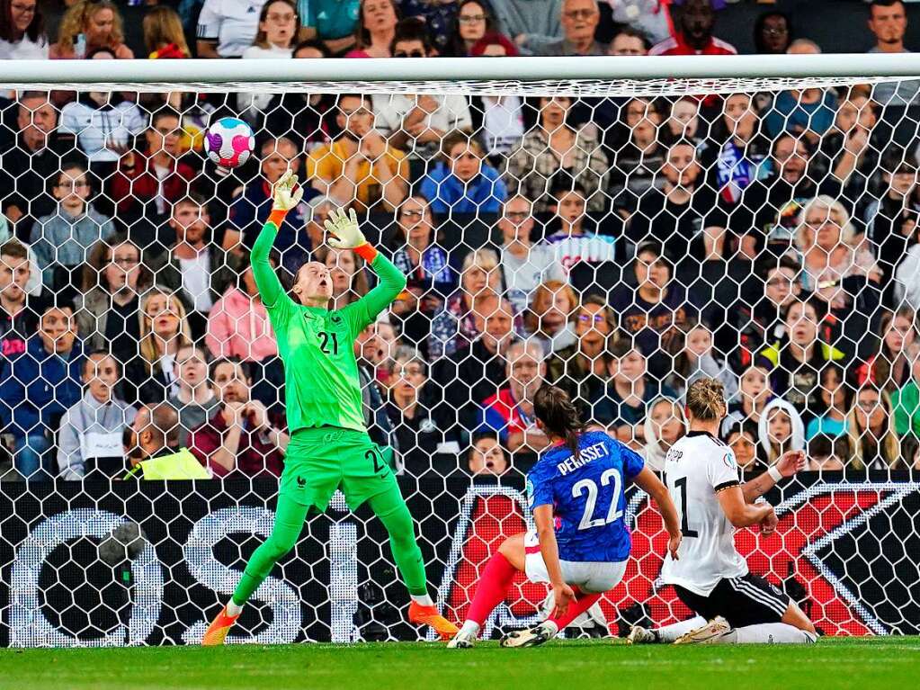 Alexandra Popp setzt sich in der Mitte durch und netzt zum 1:0 ein...