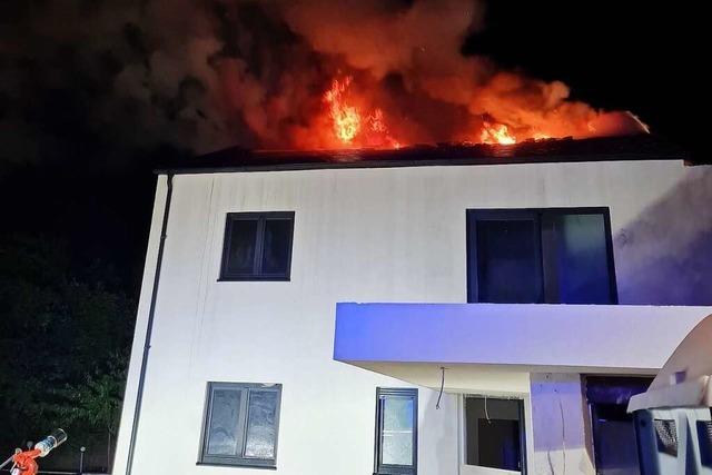 Dachstuhl eines unbewohnten Neubaus brennt in Schopfheim