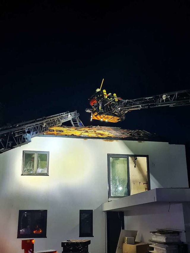 Der Dachstuhl eines  Neubaus in Fahrna...nd  verletzt, teilt die Feuerwehr mit.  | Foto: Feuerwehr
