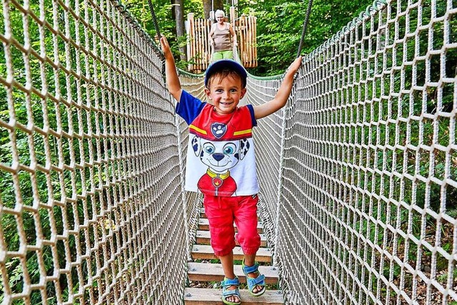 Abenteuer in luftiger Hhe: Hangel dich zwischen den Bumen ber dieHngebrcke!  | Foto: Baumkronenweg Waldkirch