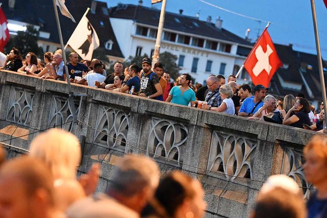Die Mittlere Brcke ist ein Hotspot des Basler Festes zum Nationalfeiertag.  | Foto: Jonas Hirt