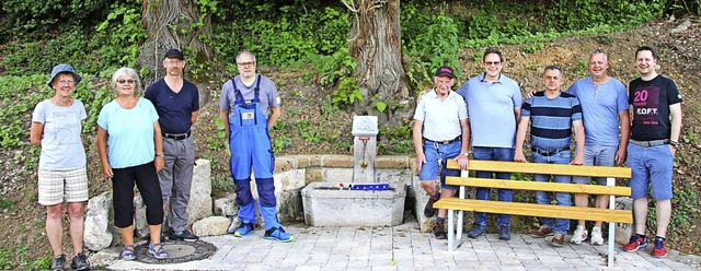 Der Mattenbrunnen ist zum schmucken Tr...d Andr Gisy (von links) freuen sich .  | Foto: Yvonne Wrth