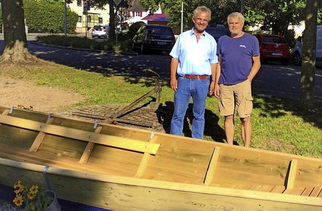 Ortsvorsteher Stefan Hofmann (links) w...s Boot mit Zimmermann Urs Kohler ein.   | Foto: Stadtverwaltung Weil am Rhein / Laurinat