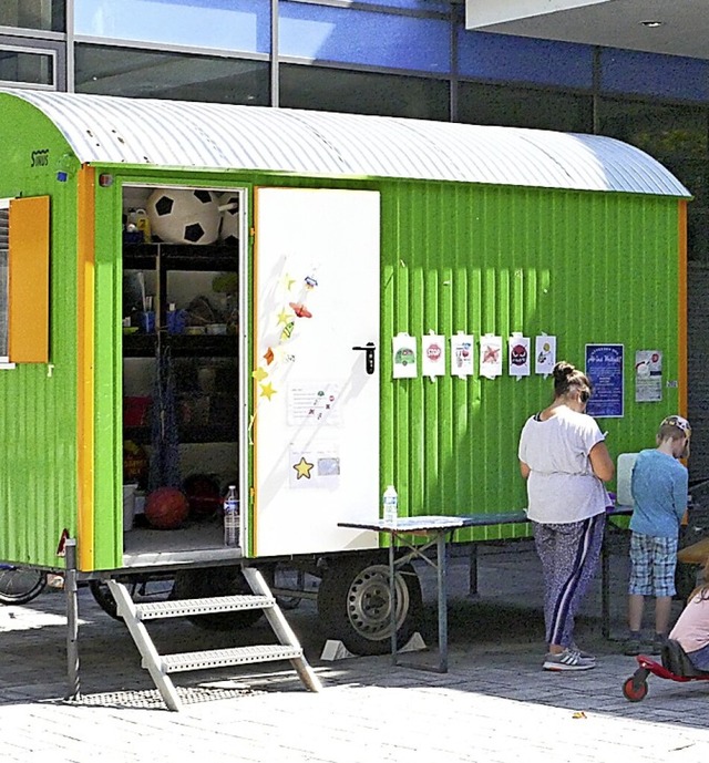 Der grne Spielbus zieht jedes Jahr Kinder an.   | Foto: Elena Borchers