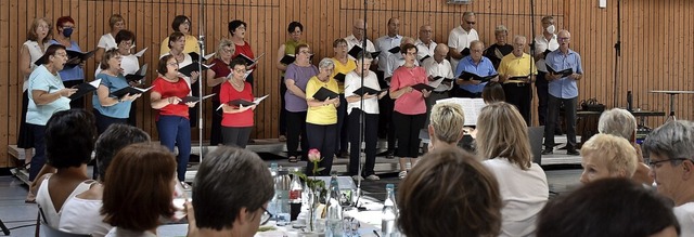 Die Chorvereinigung Amicitia Kaiserstu...at in der Stadthalle in Endingen auf.   | Foto: Roland Vitt
