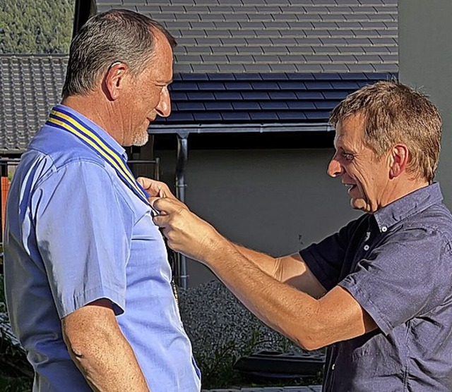 Markus Whrle (rechts) bergibt die Kette an Jrgen Drescher.  | Foto: Tim Haas