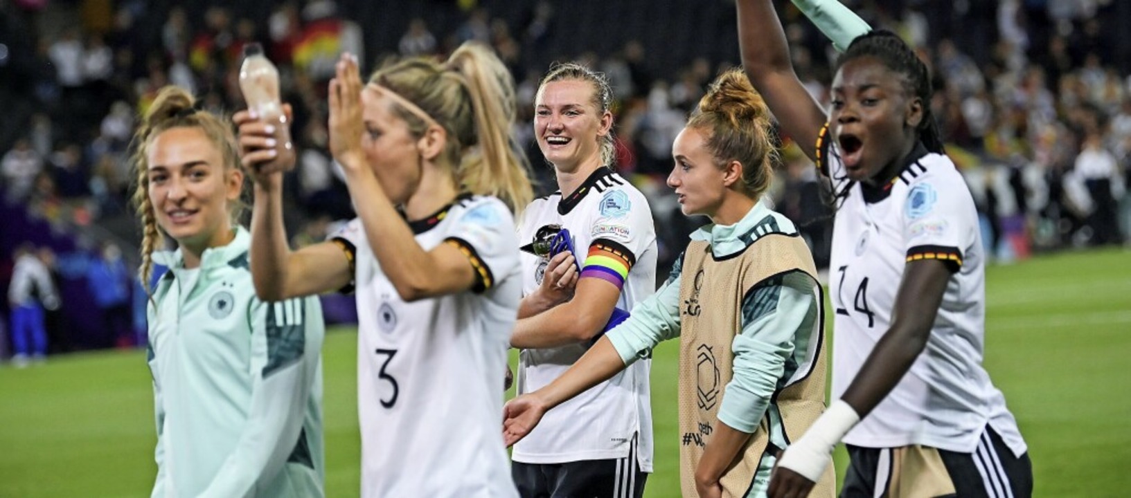 Kapitänin und Matchwinnerin Alexandra ...ch dem Halbfinalsieg gegen Frankreich.  | Foto: Sebastian Gollnow (dpa)