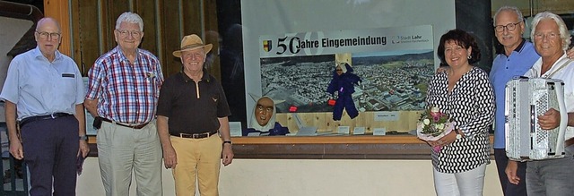 Vor dem Schaufenster der Schmiedestube...lhaus und Herbert Weiss mit Akkordeon.  | Foto: Wolfgang Beck