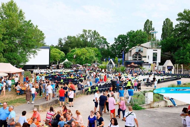 Auftakt nach drei Jahren Pause: Bei de...ber das Festivalgelnde zu flanieren.  | Foto: Oliver Welti