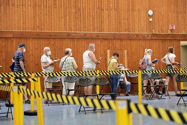 Vor dem Kreisimpfzentrum in Lahr ist wieder eine Schlange.  | Foto: CHRISTOPH BREITHAUPT